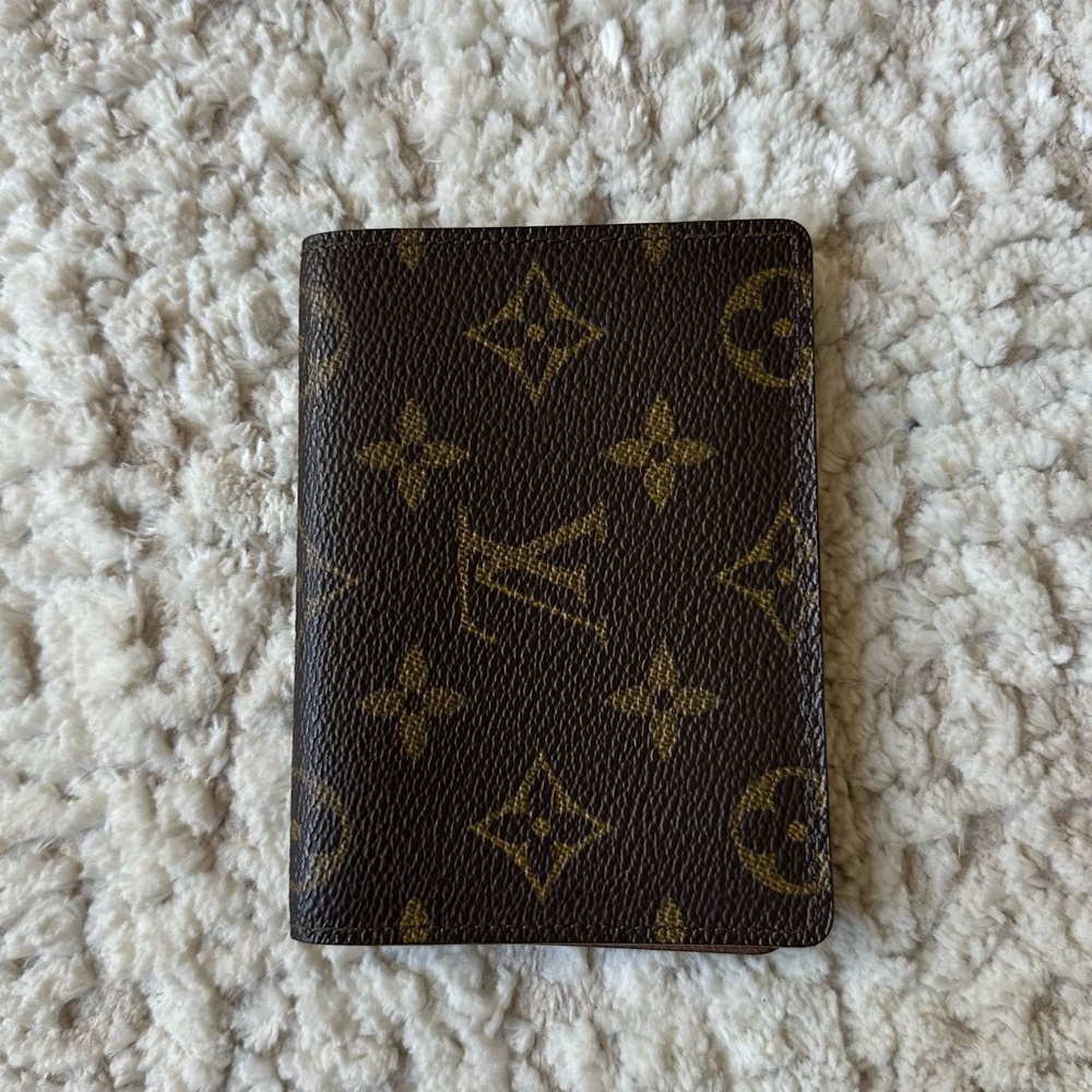 🏷️ SOLD Louis Vuitton Brown Monogram Card Holder 🏷️